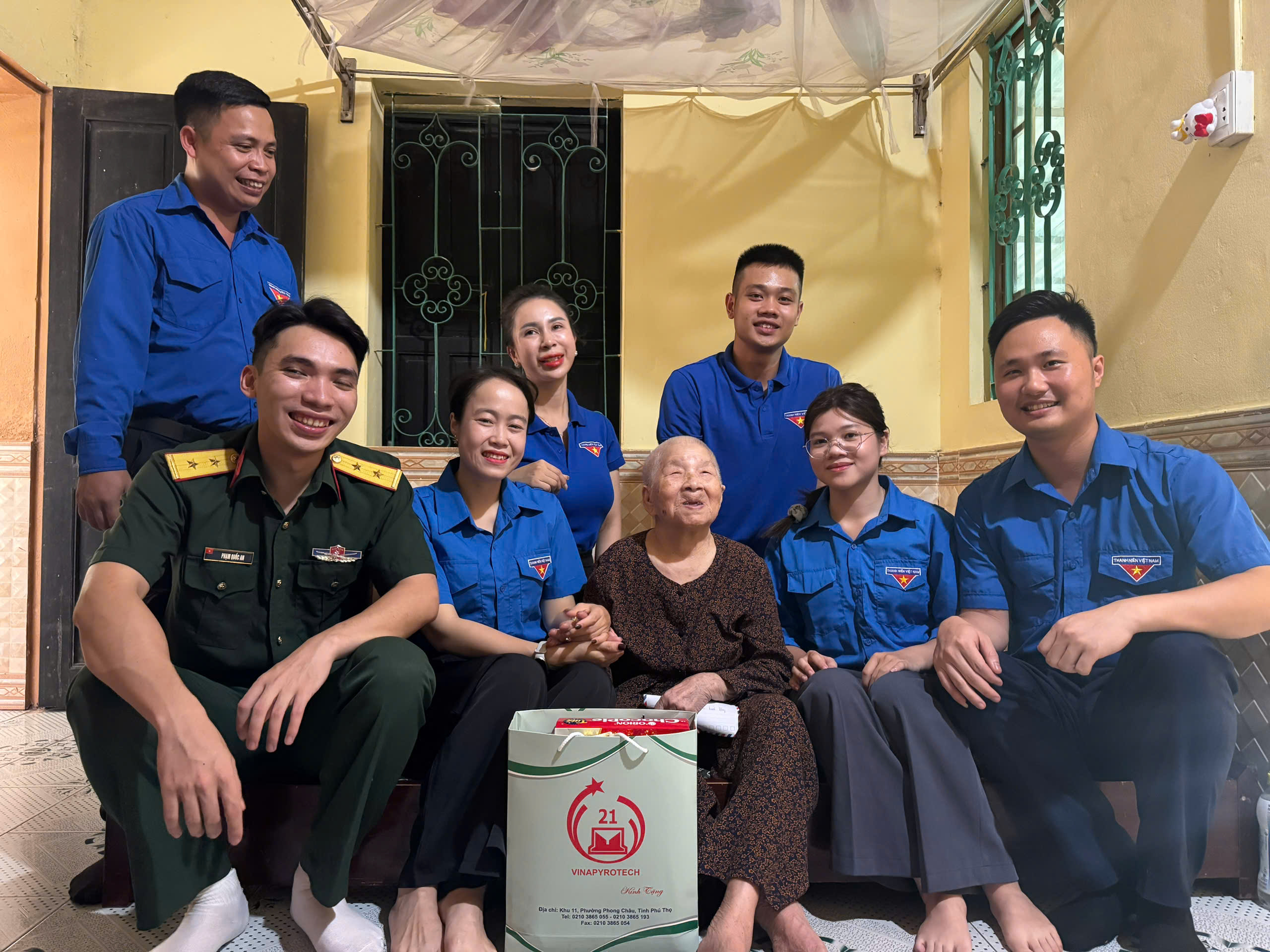 Đoàn thanh niên Tri ân Mẹ Việt Nam Anh Hùng