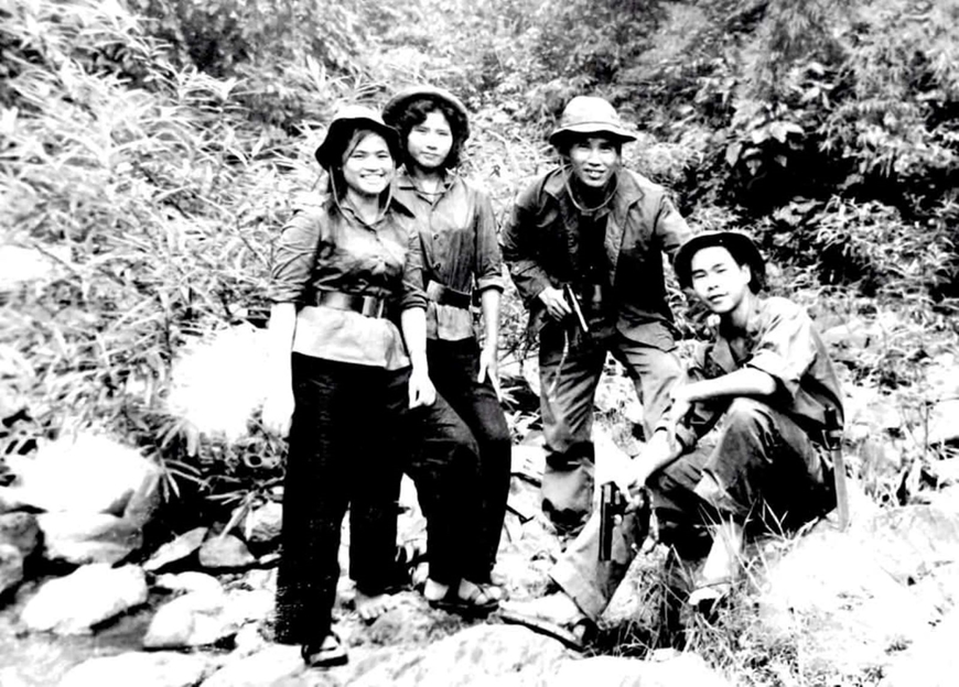 Tháng năm rực lửa