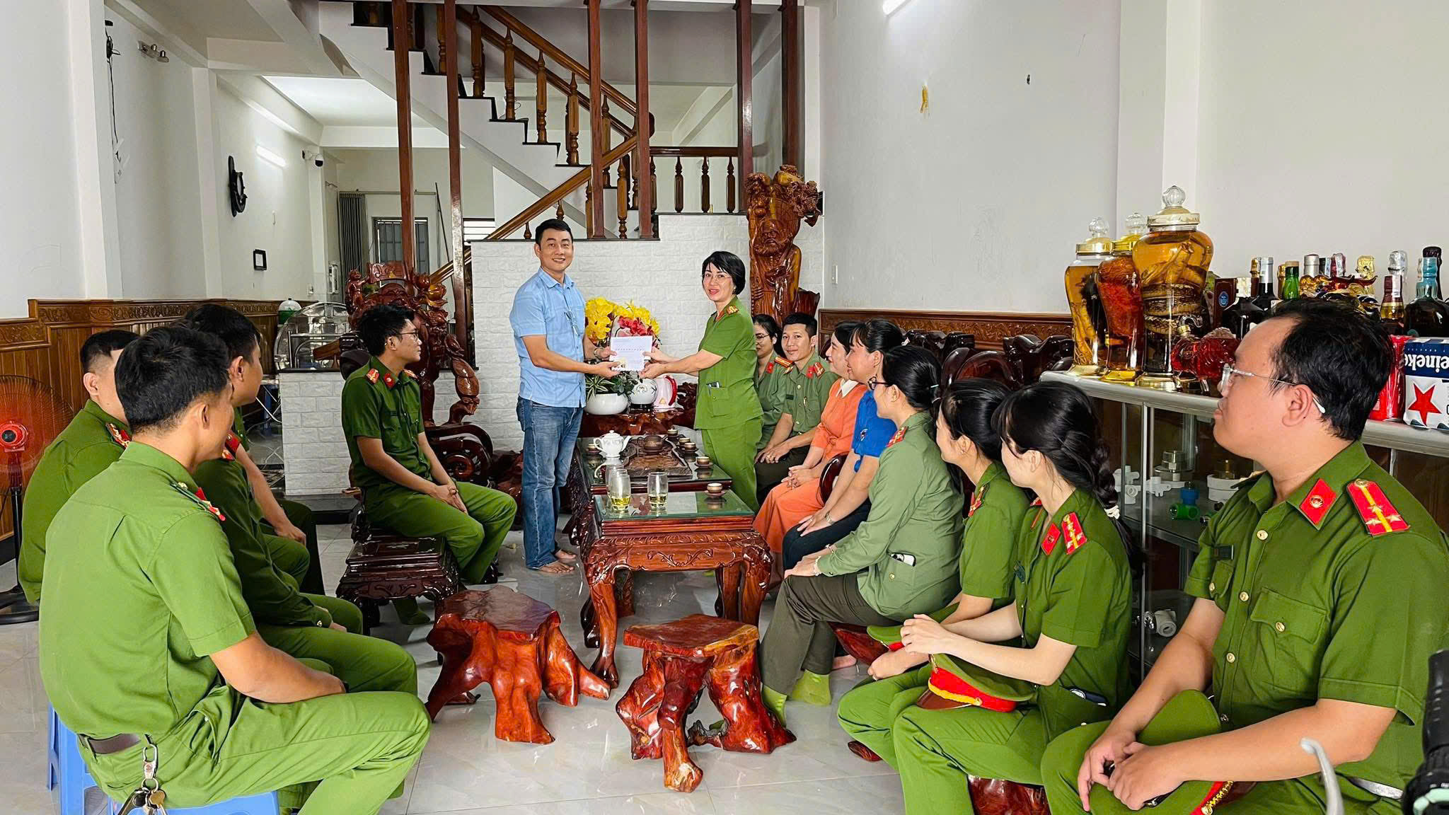 SÁNG MÃI NGỌN LỬA TRUYỀN THỐNG TRONG NGÔI NHÀ CỦA NGƯỜI CHIẾN SĨ CÔNG AN