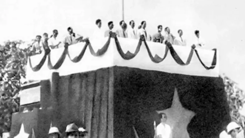 Ngày 2/9/1945, tại Quảng trường Ba Đình, thay mặt Chính phủ lâm thời, Chủ tịch Hồ Chí Minh đọc bản tuyên ngôn độc lập khai sinh nước Việt Nam Dân chủ Cộng hòa.