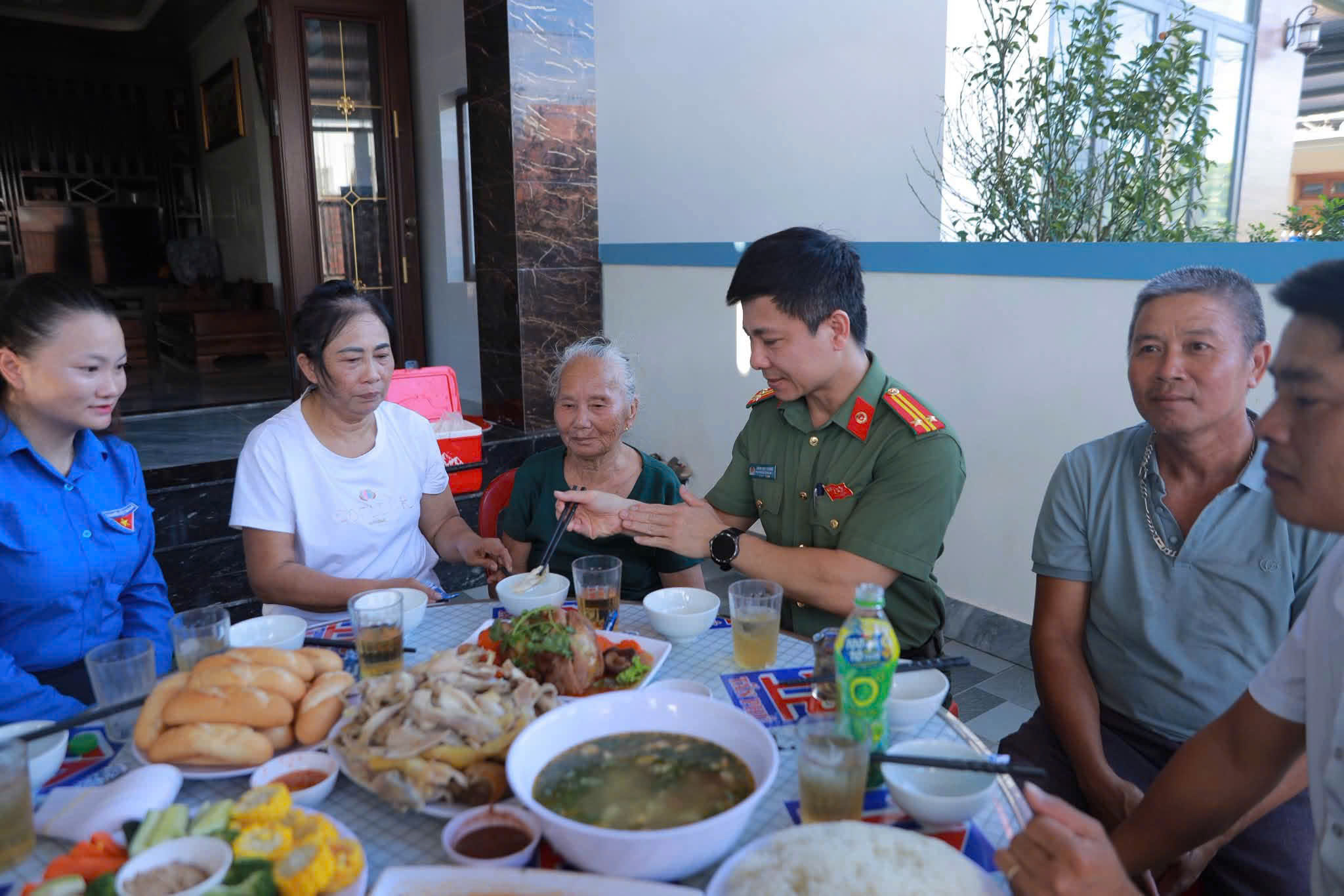 BỮA CƠM ĐOÀN VIÊN ẤM TÌNH YÊU THƯƠNG