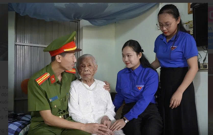 Mẹ VN anh hùng 102 tuổi và niềm tin gửi tương lai
