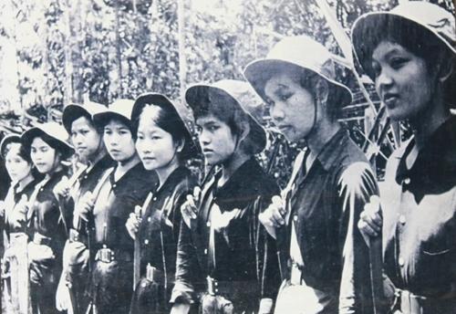 HOA LỬA TRÊN DÒNG HƯƠNG