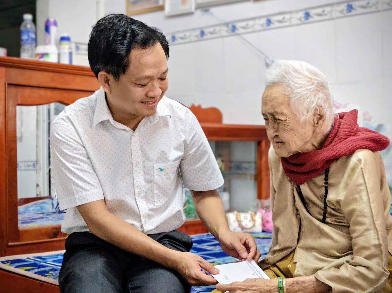 Chủ tịch UBND xã Vĩnh Thạnh Trung thăm, chúc Tết Mẹ Việt Nam Anh hùng La Thị Lên