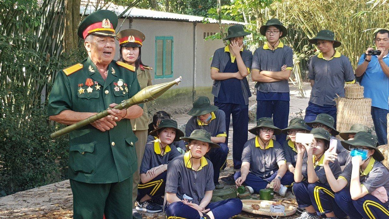 "Người thợ cơ khí chế tạo vũ khí dưới lòng đất"