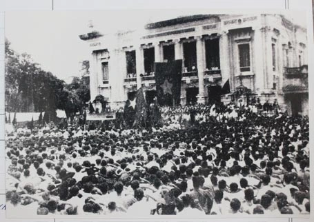 Mùa thu 1945 : Khi Nắng Vàng Hòa Cùng Máu Đỏ Và Cờ Hoa