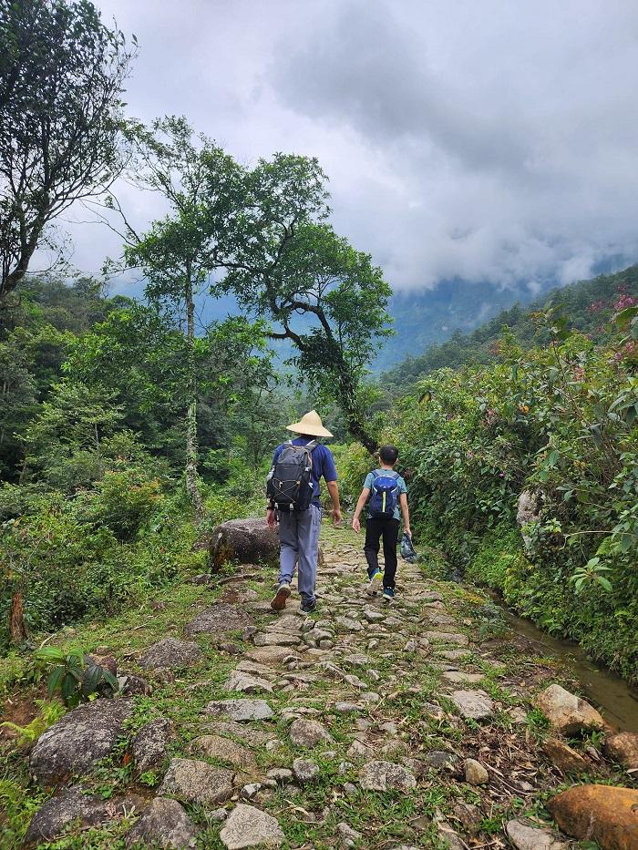 Dấu chân trên con đường đá
