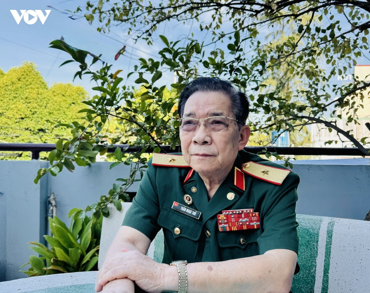 THIẾU TƯỚNG TRẦN NGỌC THỔ – BẢN HÙNG CA NƠI TUYẾN ĐẦU VÀ NGHĨA TÌNH THỜI BÌNH