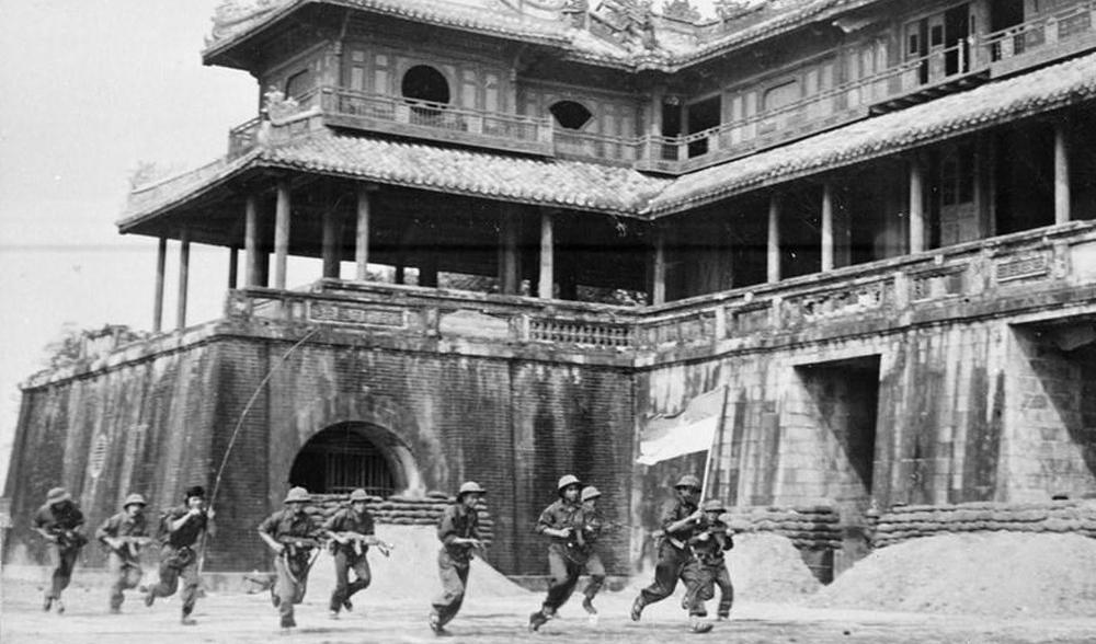 DƯỚI LÀN MƯA ĐẠN MẬU THÂN 1968