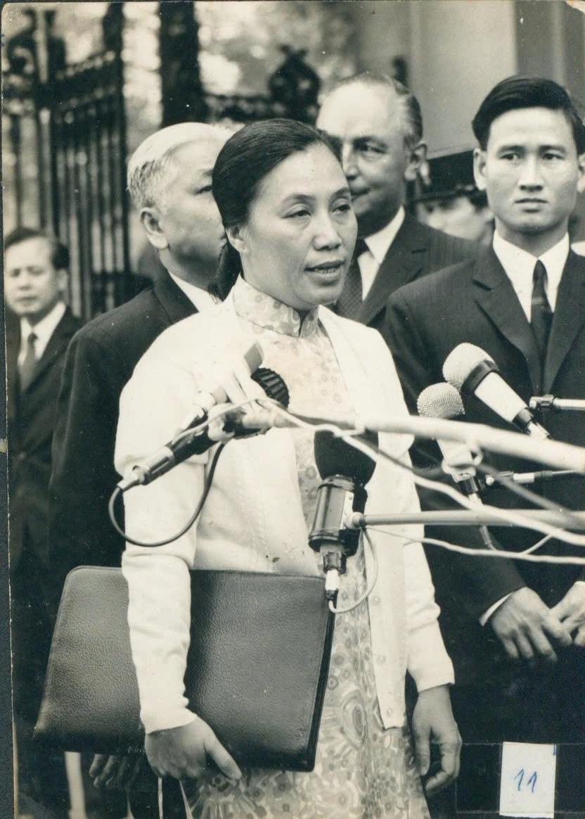 NỤ CƯỜI GIỮA BÀN ĐÀM PHÁN