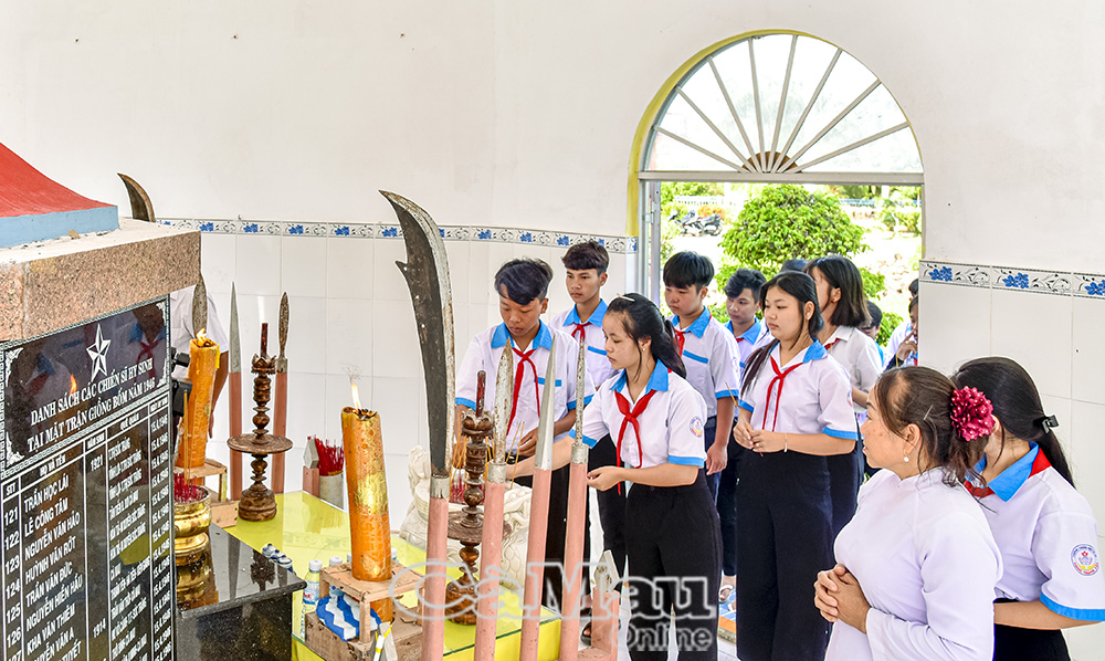 Tạc dạ công ơn gia đình liệt sĩ trận Giồng Bốm