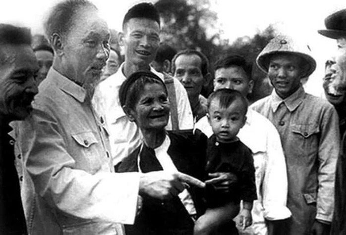 Bác Hồ trò chuyện với người dân khi về thăm quê hương