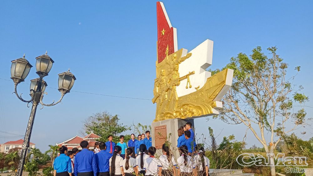 “Chiến thắng Bến Dựa oai hùng”,