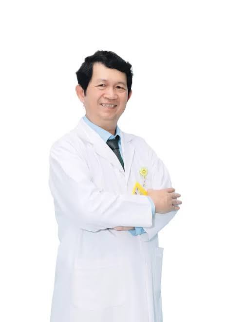 BÁC SĨ VÀ CA MỔ RỬA VẾT THƯƠNG BẰNG NƯỚC DỪA TƯƠI