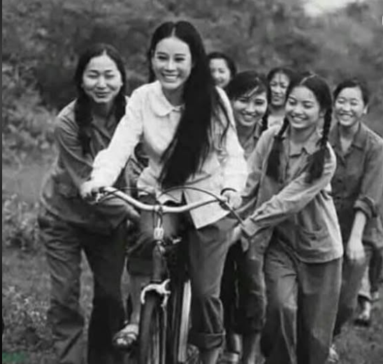 MƯỜI CÔ GÁI NGÃ BA ĐỒNG LỘC