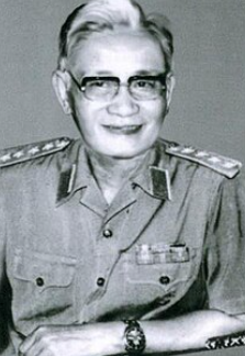 Bỏ bóng đá đi theo cách mạng