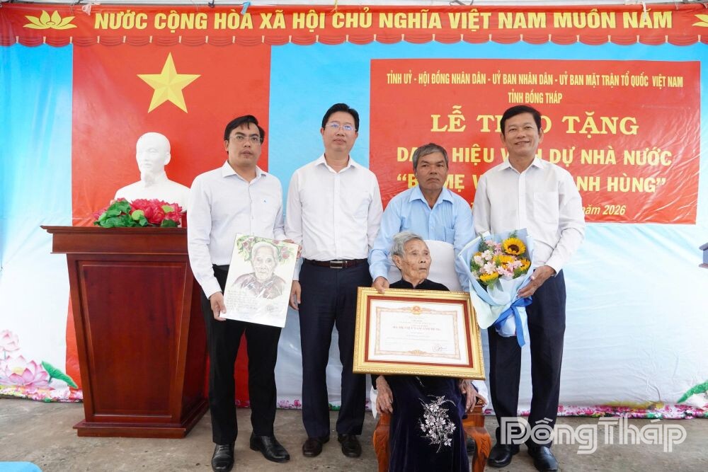 Lãnh đạo tỉnh trao tặng danh hiệu Bà mẹ Việt Nam Anh hùng cho mẹ Phạm Thị Kiên
