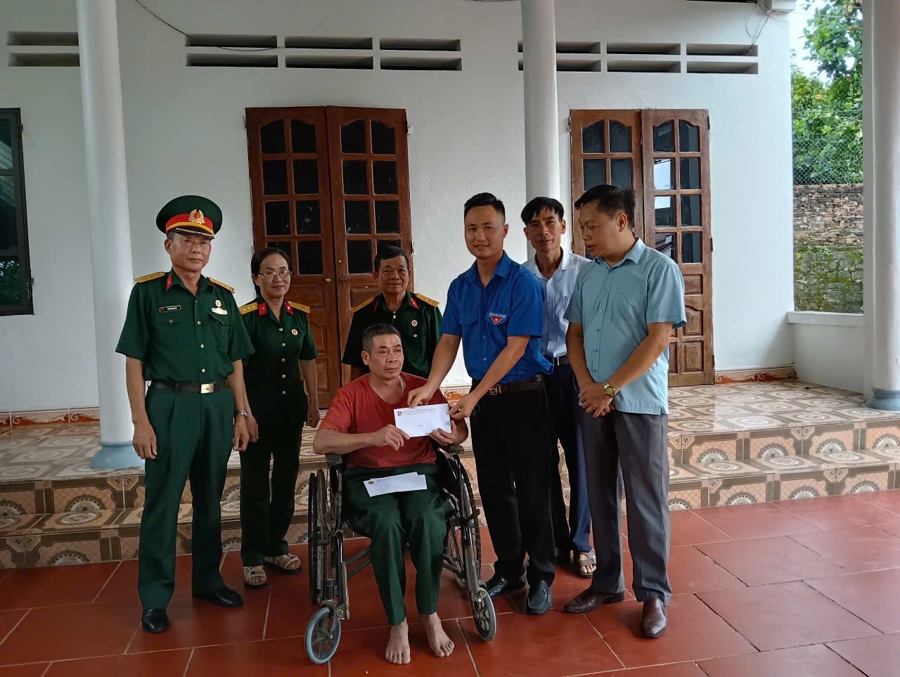 Tặng quà tri ân hội viên Cựu chiến Binh