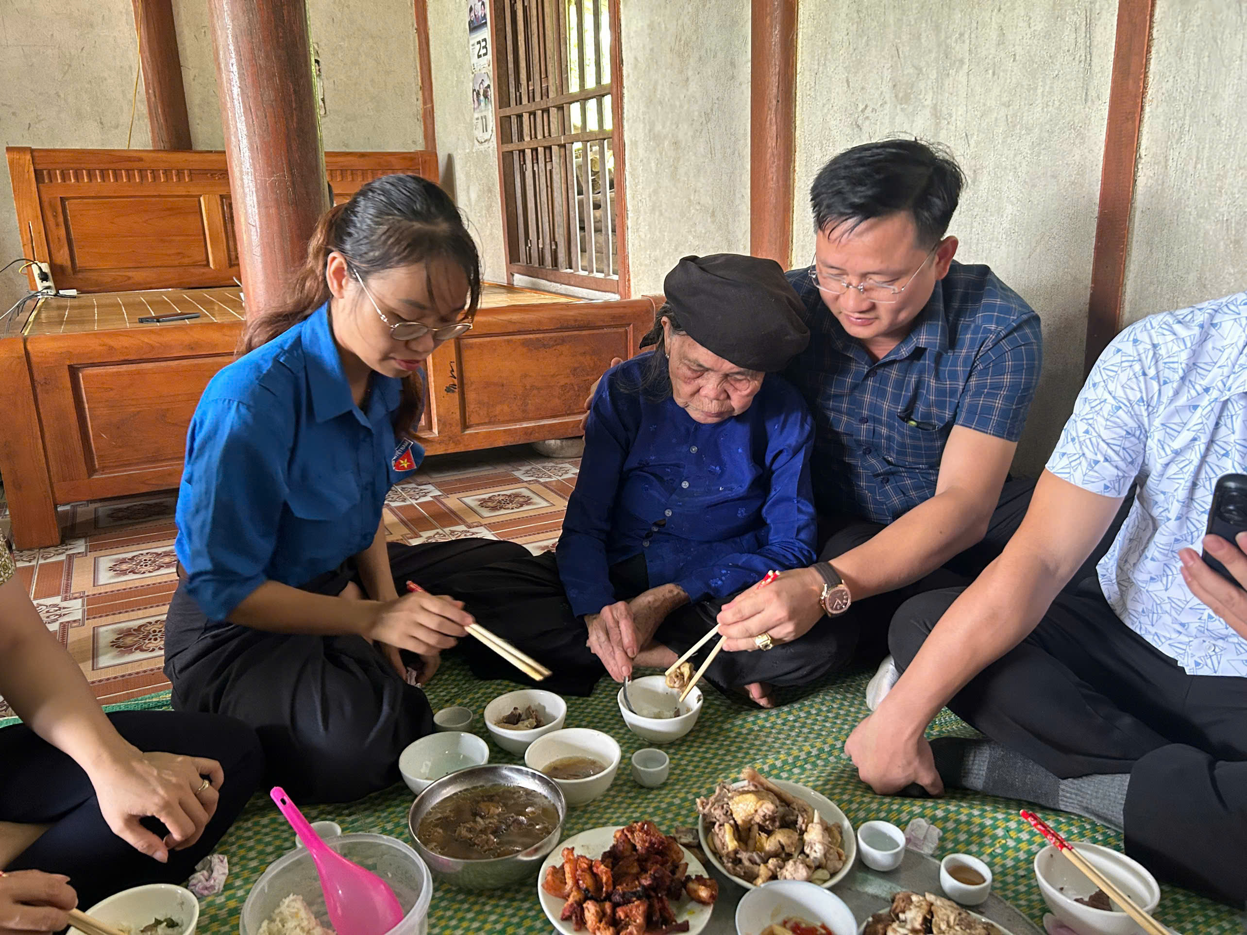 Bữa cơm vẫn đủ chỗ cho người anh cả