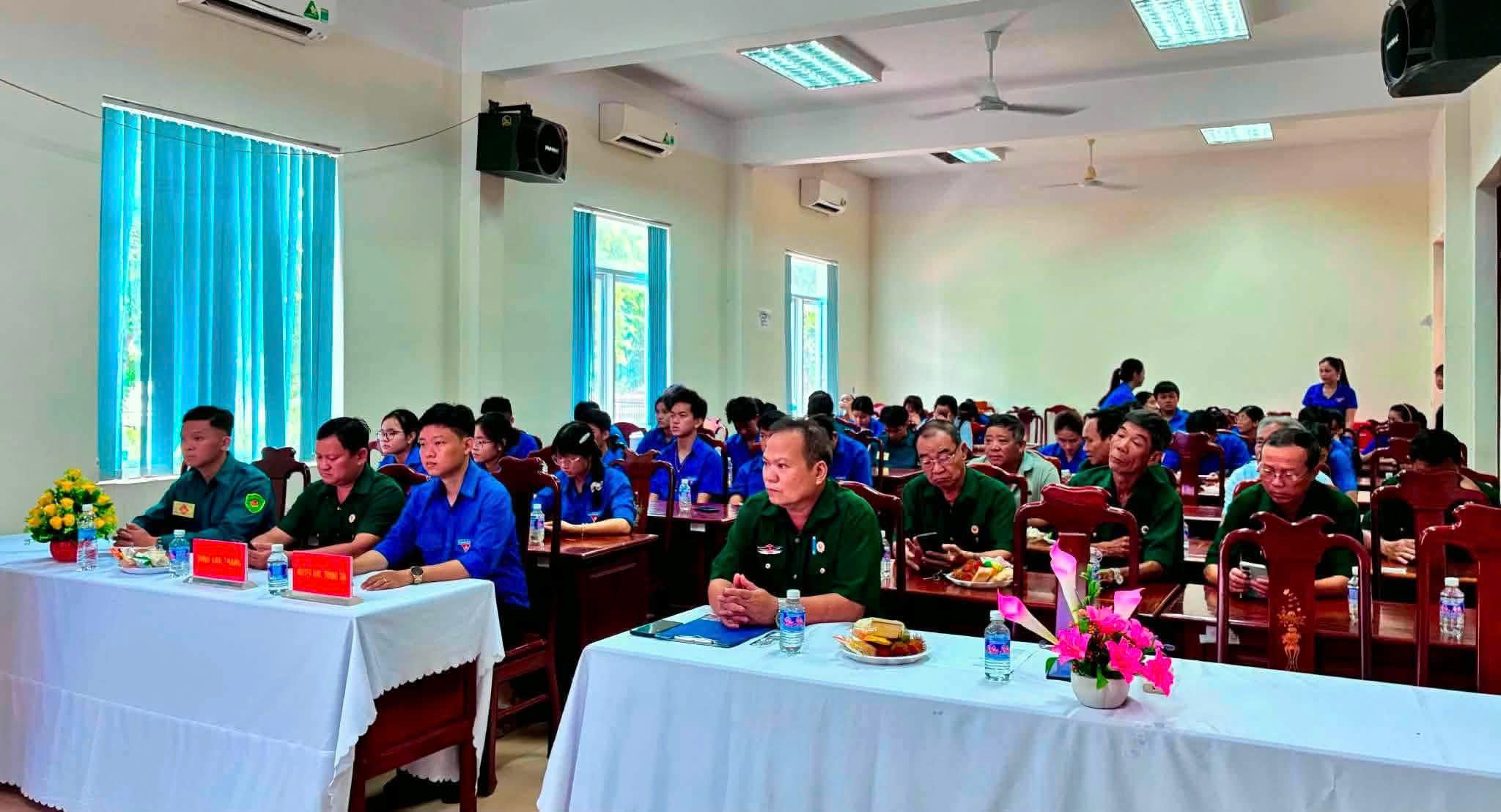Những buổi chiều hoàng hôn biên giới và nỗi hoài niệm tuổi trẻ
