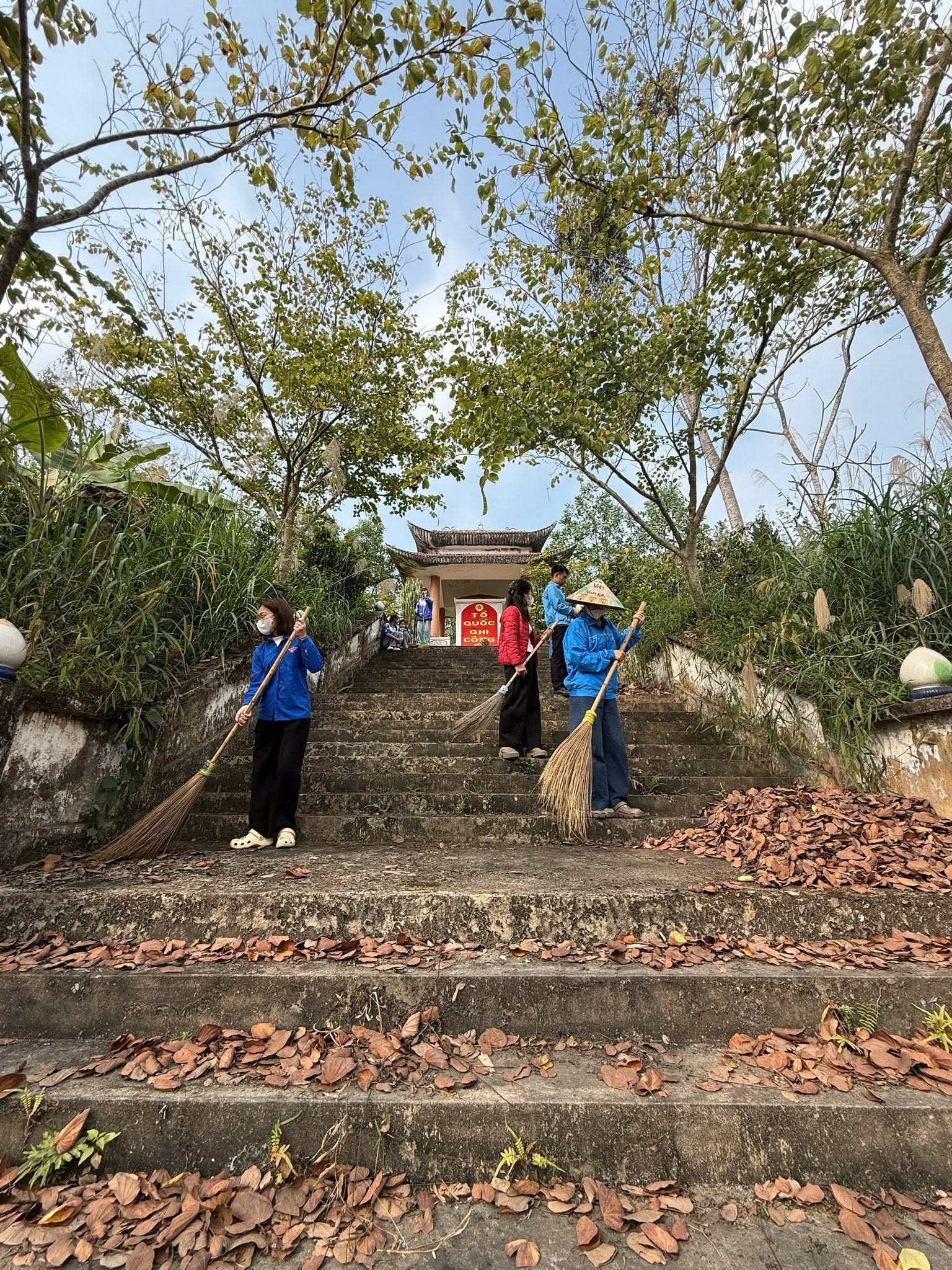 CHI ĐOÀN CÁC TRƯỜNG DỌN VỆ SINH, DÂNG HƯƠNG TẠI ĐÀI TƯỞNG NIỆM XÃ TRÀNG XÁ NHÂN DỊP TẾT NGUYÊN ĐÁN