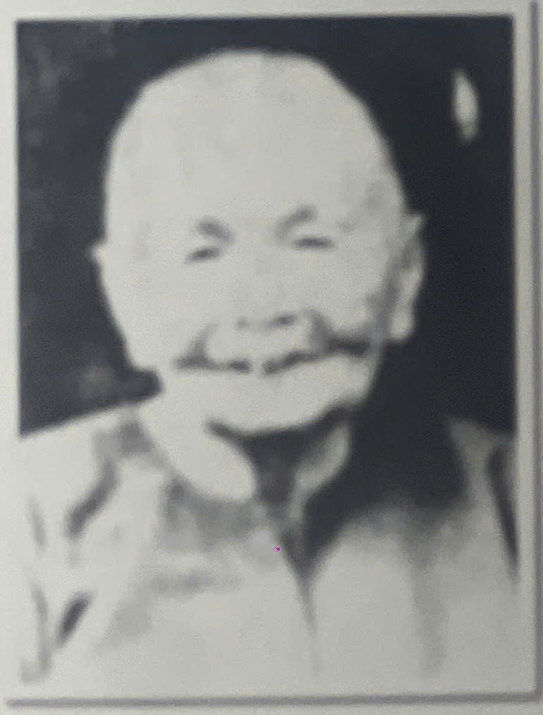 Bàng hoàng, đau xót vô hạn nhưng mẹ Năm Khánh cố nén nước mắt, lo chôn cất cho con đã hi sinh