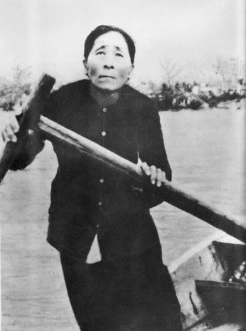 NGƯỜI MẸ GIỮ LỬA