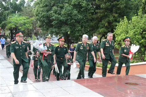 NHỮNG CỰU BINH VÀ HÀNH TRÌNH TÌM LẠI ĐỒNG ĐỘI