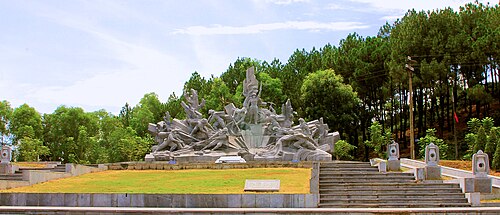 10 NỮ THANH NIÊN XUNG PHONG TẠI NGÃ BA ĐỒNG LỘC