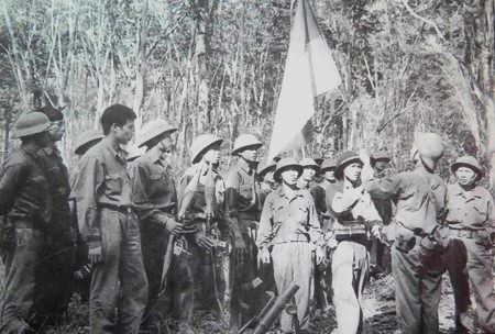 Tại Biên Hòa (Đồng Nai) diễn ra Lễ bàn giao cờ chiến thắng cho Đại đội 2 (hai lần Anh hùng) thuộc Tiểu đoàn 9, Trung đoàn 3, Sư đoàn 304, Quân đoàn 2 trước khi bước vào Chiến dịch Giải phóng Sài Gòn