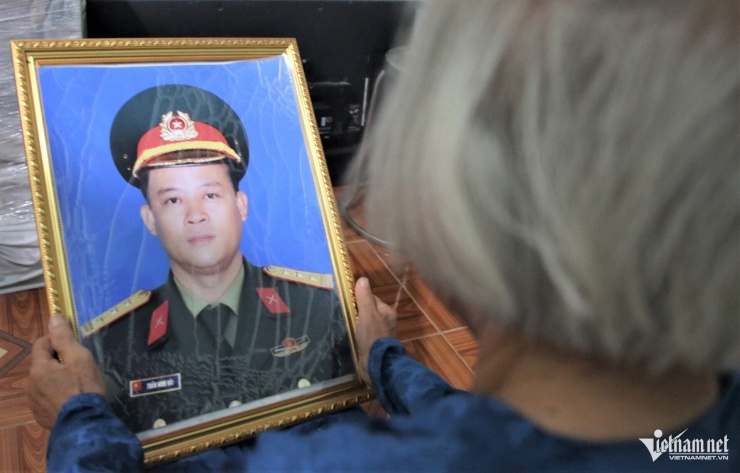 Bức ảnh đặc biệt trong phòng ngủ của bà mẹ Việt Nam Anh hùng