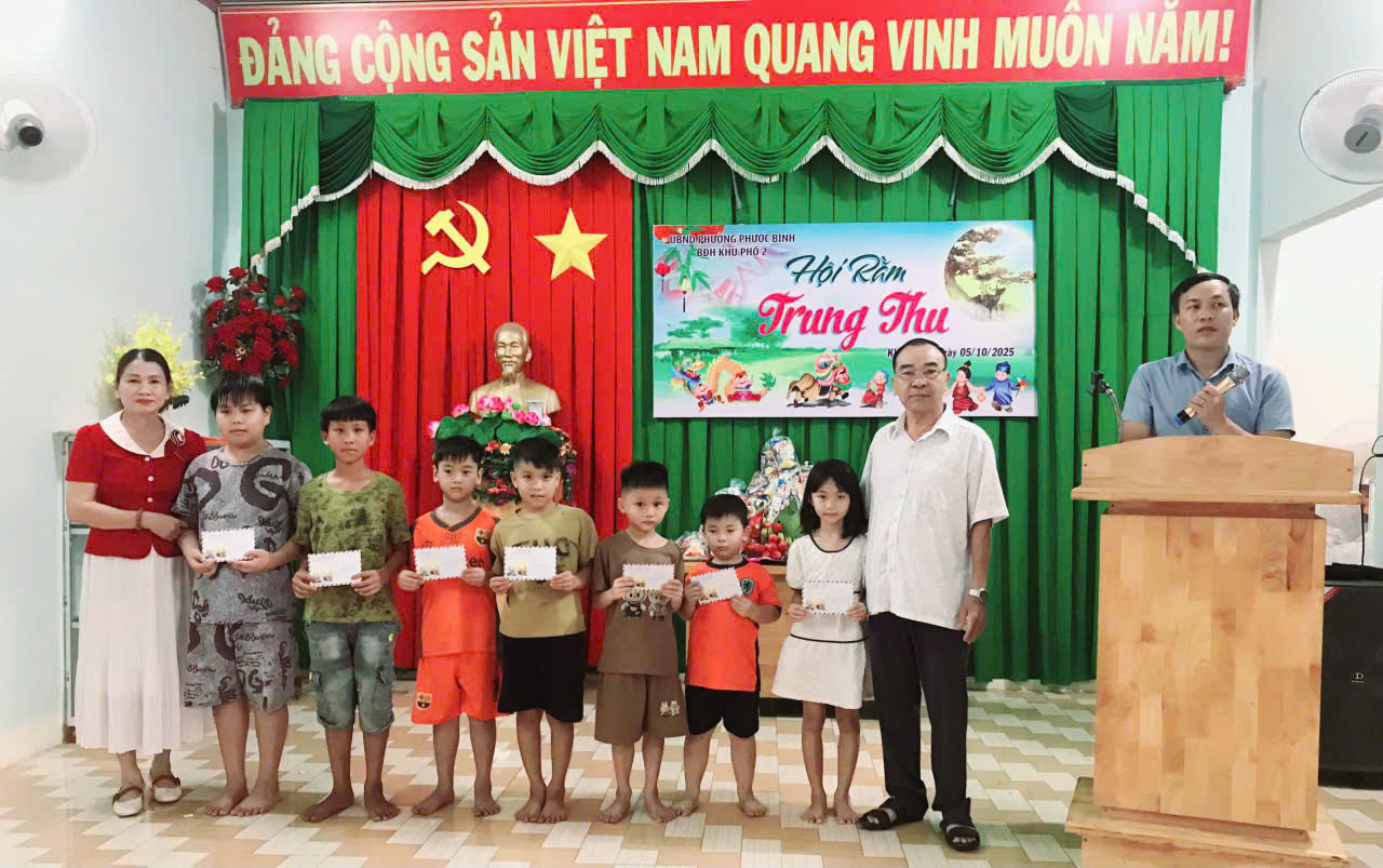Mùi khói bếp và âm thanh đánh thức buổi sớm mai nơi đất bạn