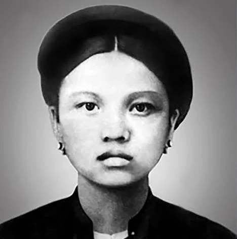 CHIẾC KHĂN VẢI THÔ GIỮA CHỢ VINH