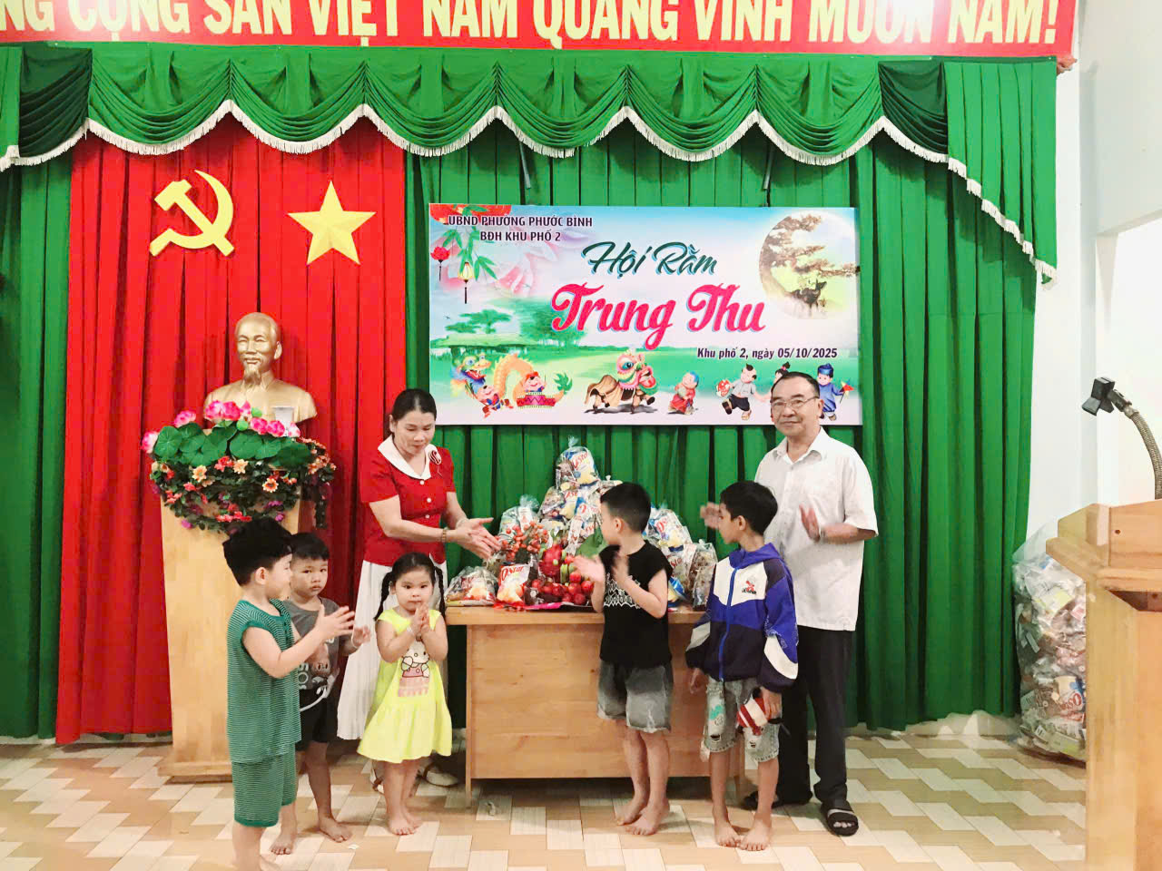 Bức tranh sinh hoạt mộc mạc và hương vị tình thân bên bếp lửa dã chiến