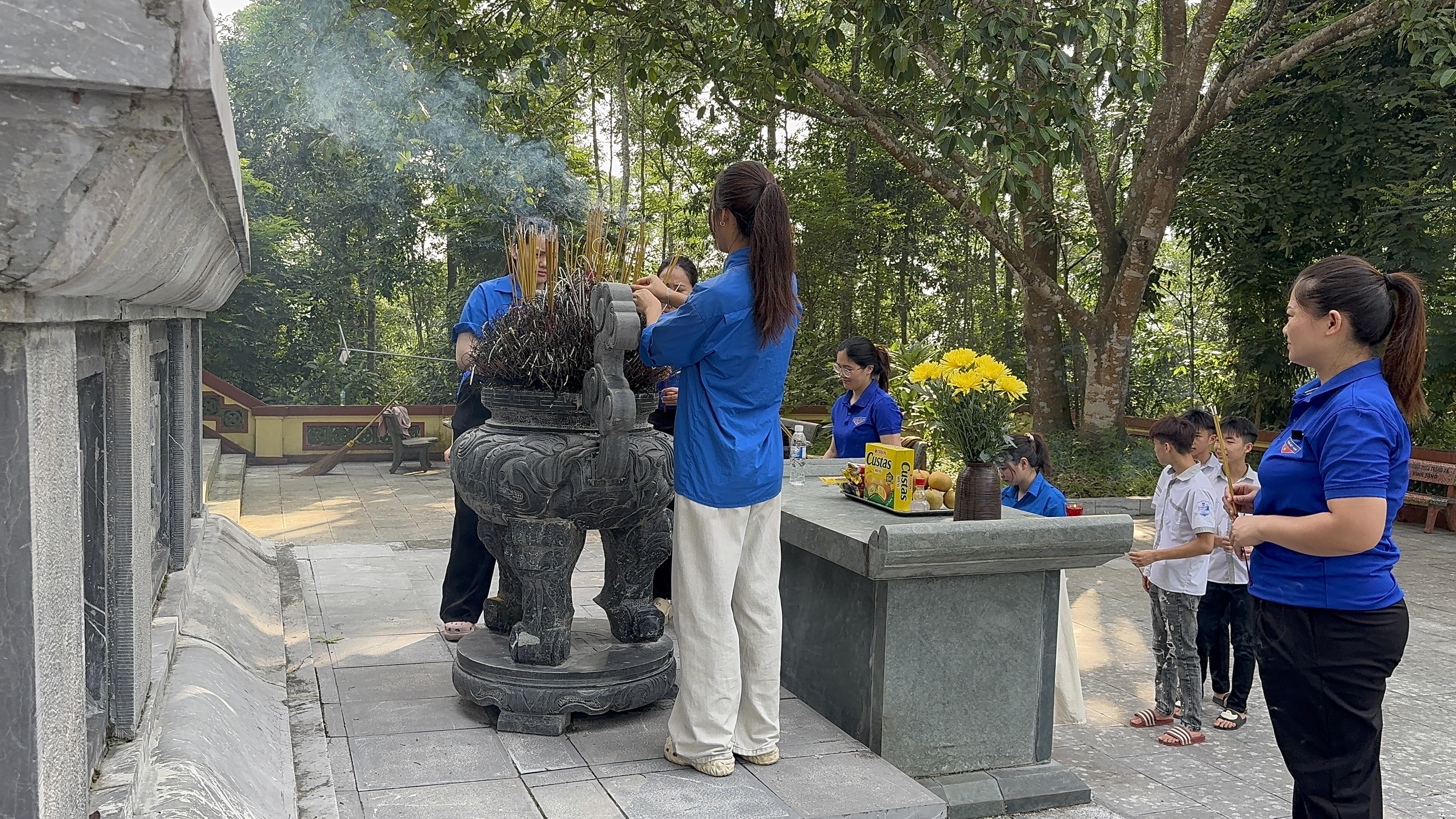 Chi đoàn trường TH Đông Bo dâng hương tại Rừng Khuôn Mánh