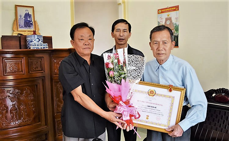 Trao Huy hiệu 55 năm tuổi Đảng cho Anh hùng LLVT Ngô Xuân Đệ