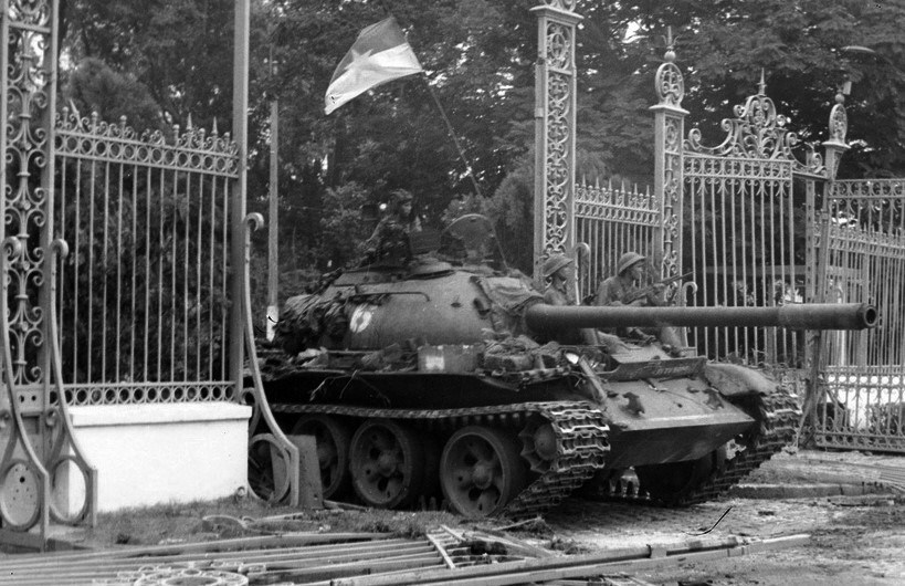 Xe tăng quân Giải phóng tiến vào chiếm Dinh Độc Lập, trưa 30/4/1975