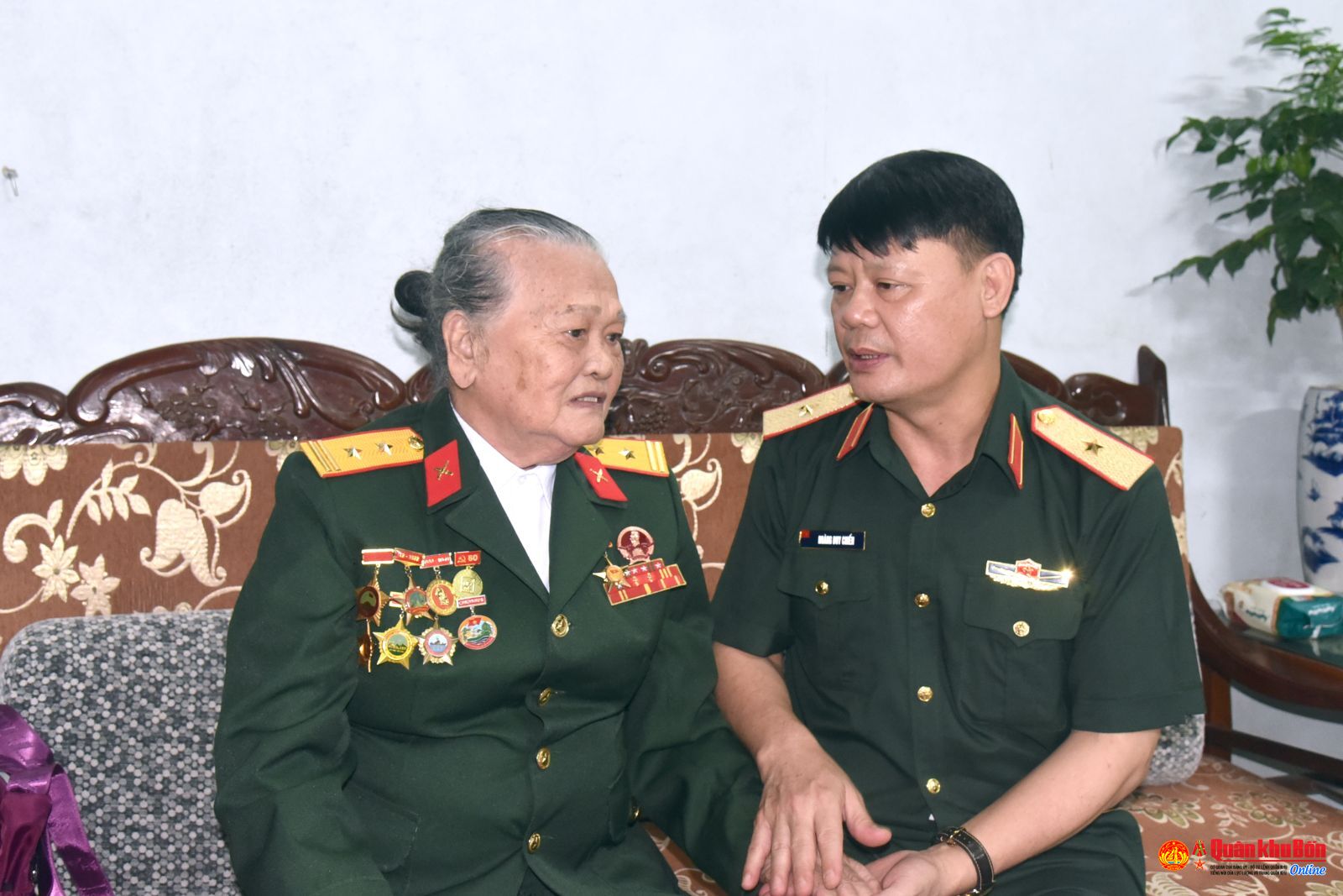 Kỳ tích 42kg gánh 98kg giữa làn bom đạn