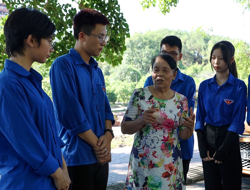 Nữ anh hùng trinh sát bom