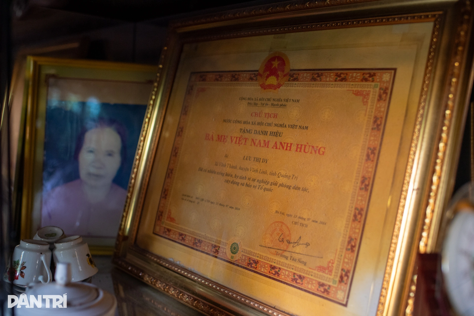QUÊN CẢ TÊN MÌNH, MẸ VẪN NHỚ NGƯỜI CON ĐI MÃI KHÔNG VỀ