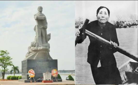 Người chèo đò bên dòng Nhật Lệ
