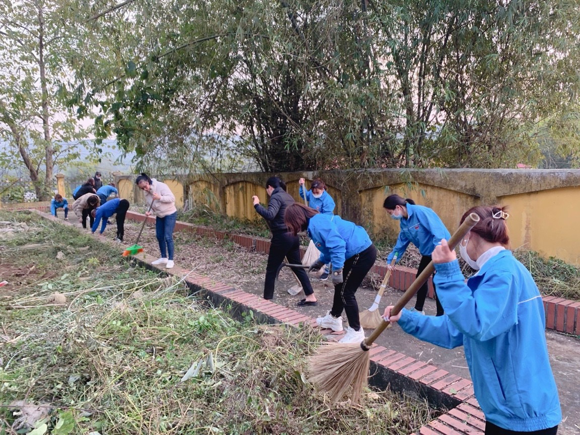Chi đoàn trường tiểu học Đông Bo quét dọn Nghĩa trang liệt sỹ xã Tràng Xá