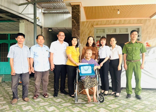 NGƯỜI MẸ GIỮA THỜI HOA LỬA