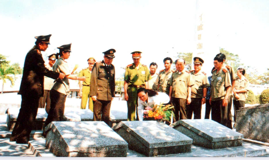 Tiếu sữ anh hùng Lê Bình