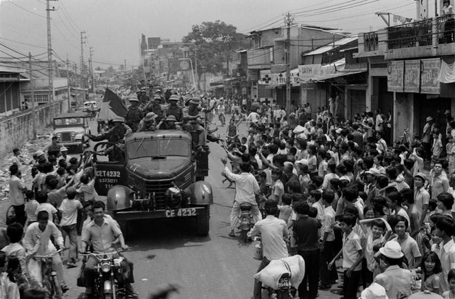 Đoàn quân giải phóng tiến vào Sài Gòn.