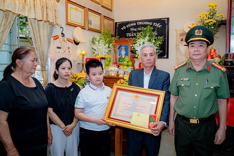 Trung tá Trần Duy Hùng – Phó trưởng Công an phường Thủy Vân hy sinh vì sự bình yên của người dân