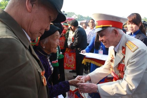 ANH HÙNG PHÙNG VĂN KHẦU – MỘT MÌNH MỘT PHÁO GIỮ VỮNG TRẬN ĐỊA ĐIỆN BIÊN
