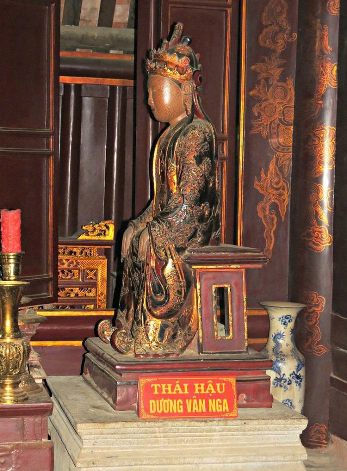 THÁI HẬU DƯƠNG VÂN NGA VÀ CHIẾC LONG BÀO GIỮA VẬN NƯỚC