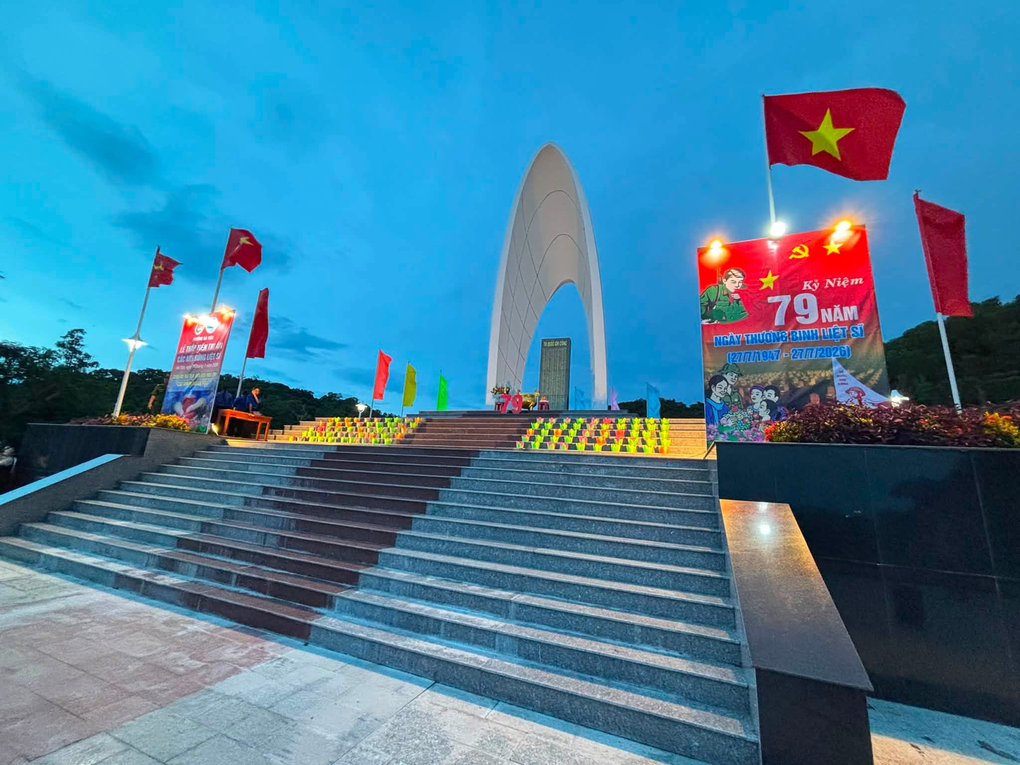 ĐOÀN XÃ TIÊN HẢI THAM GIA LỄ THẮP NẾN TRI ÂN CÙNG ĐOÀN PHƯỜNG HÀ TIÊN NHÂN KỶ NIỆM 79 NĂM NGÀY THƯƠNG BINH - LIỆT SĨ