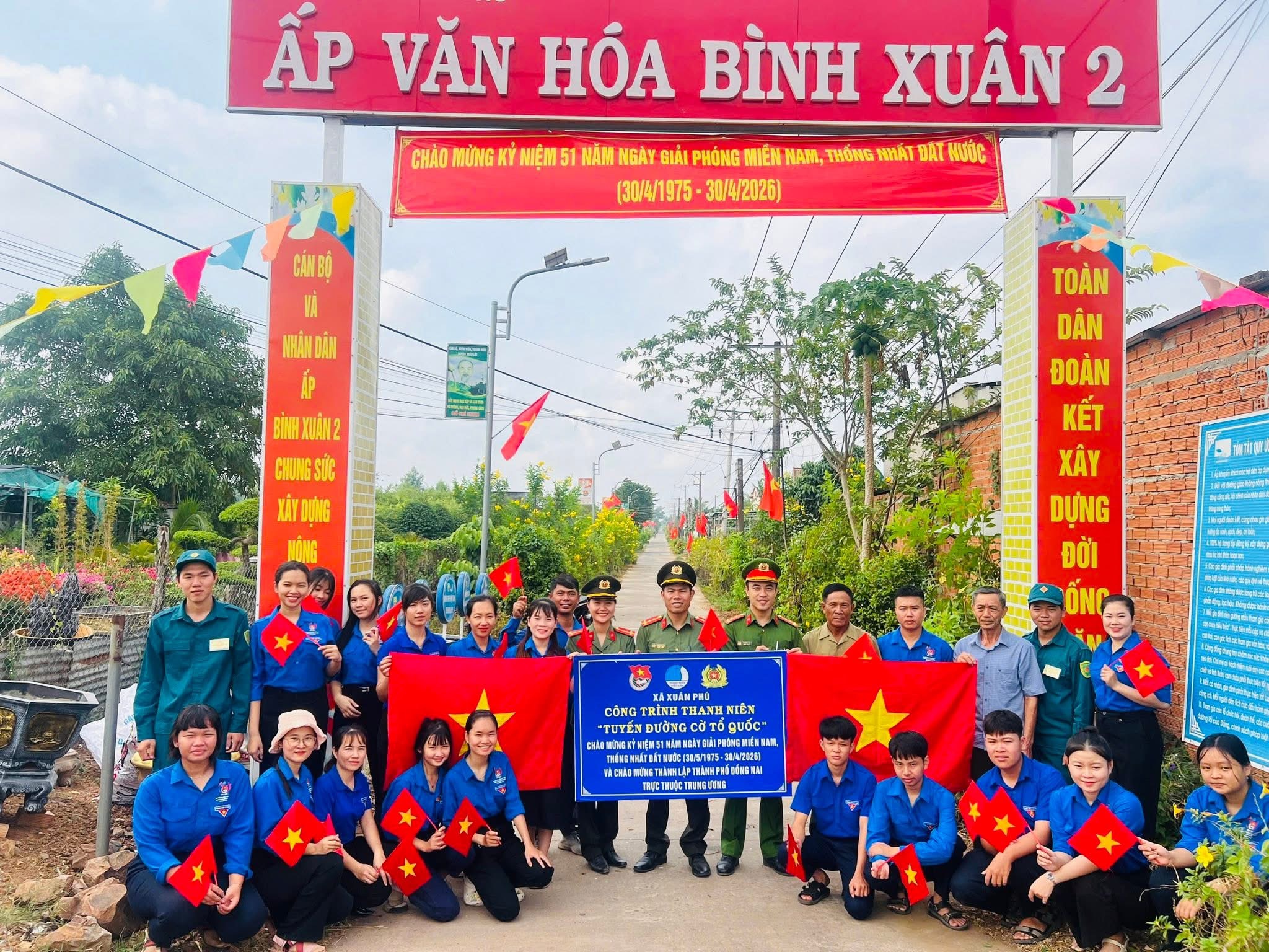 TUỔI TRẺ XUÂN PHÚ – TÌNH YÊU TỔ QUỐC TỪ NHỮNG LÁ CỜ